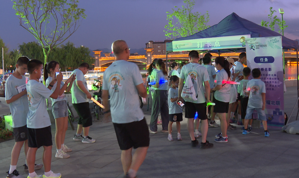 手持荧光棒, 妈一起参加, 参会嘉宾为