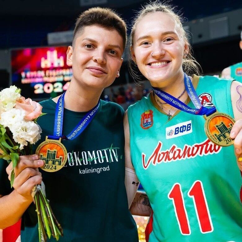 力于俄罗斯, 的亲密合照, 神情甜蜜