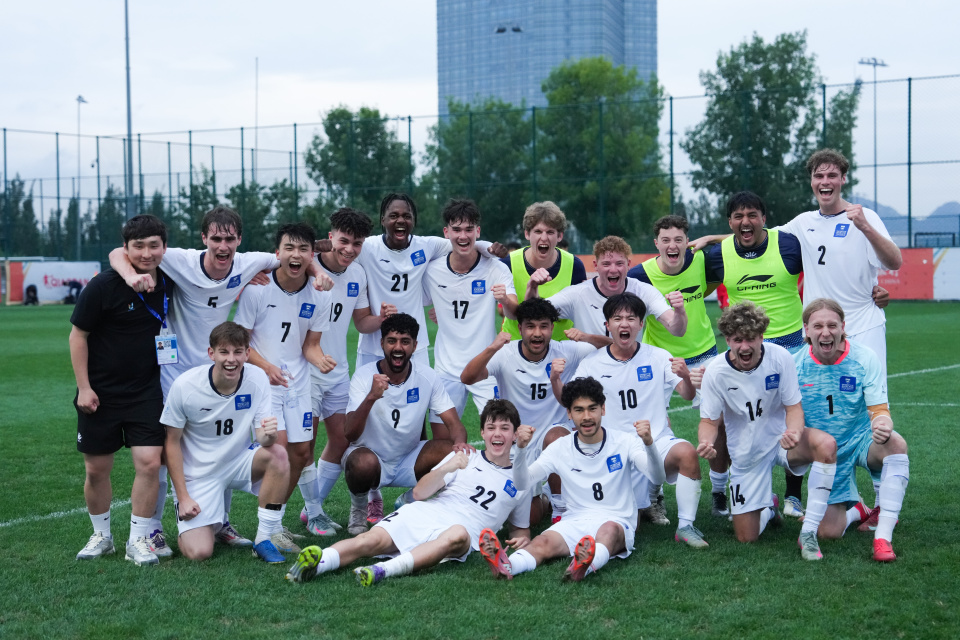 新华社记者, 右三, 防守奥克兰