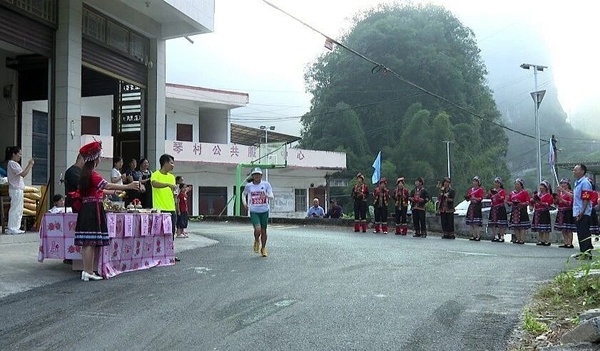 身着五颜六 身着五颜六